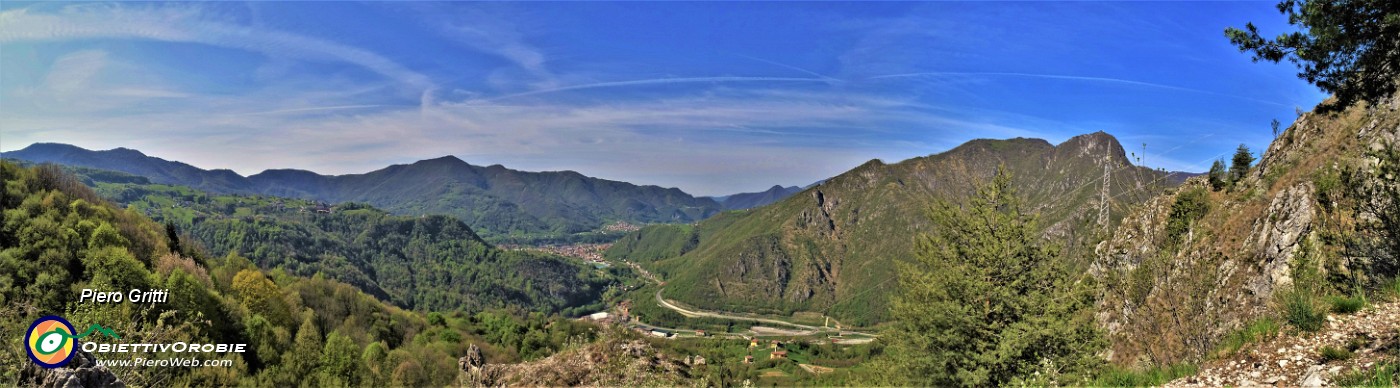 33 Bella vista panoramica verso la conca di Zogno tra Canto Alto a sx e Monte Zucco a dx.jpg